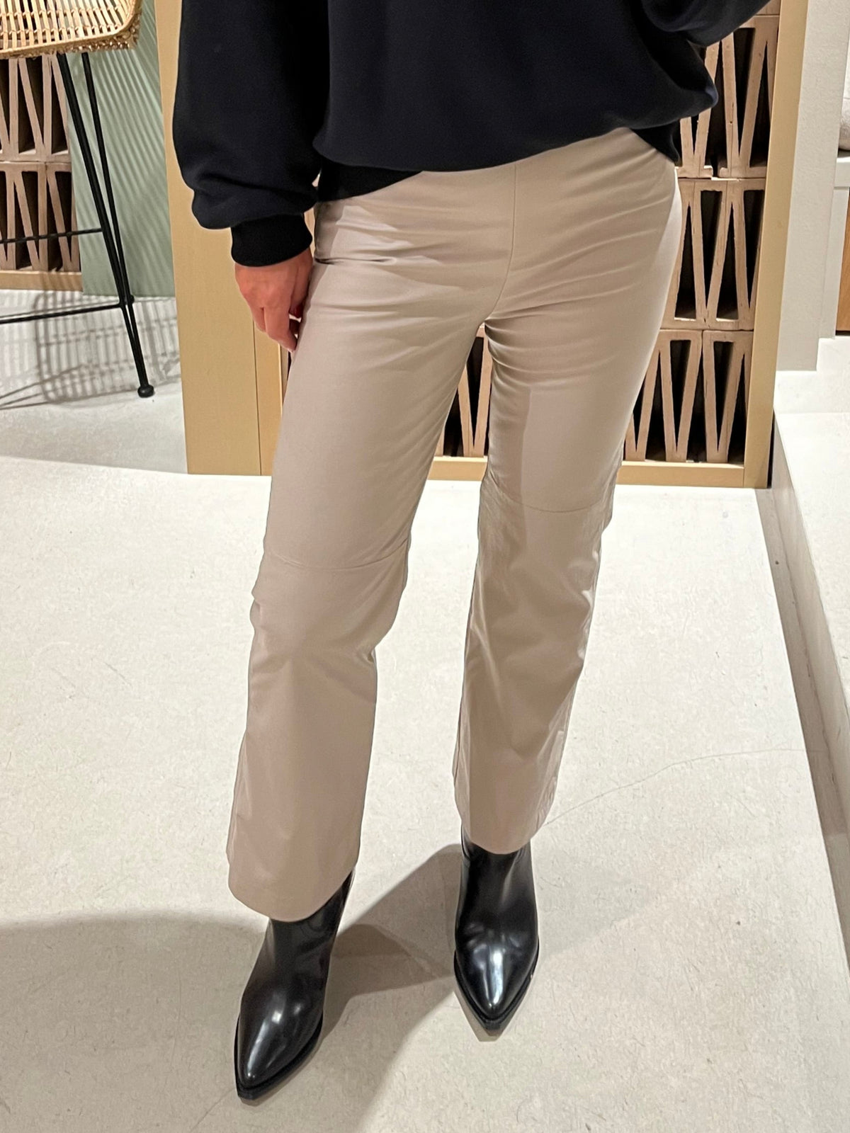 CROPPED VEGAN LEATHER PANTS "ELIN" SAND