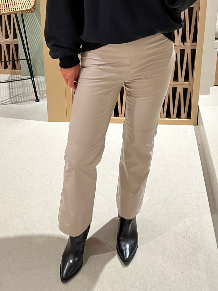 CROPPED VEGAN LEATHER PANTS "ELIN" SAND
