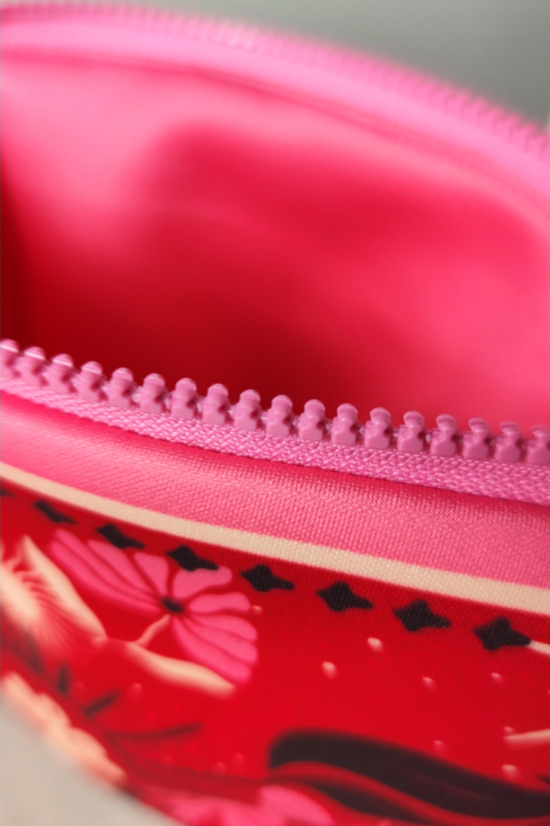 NEOPRENE POUCH "PASSIONFLOWER" RED