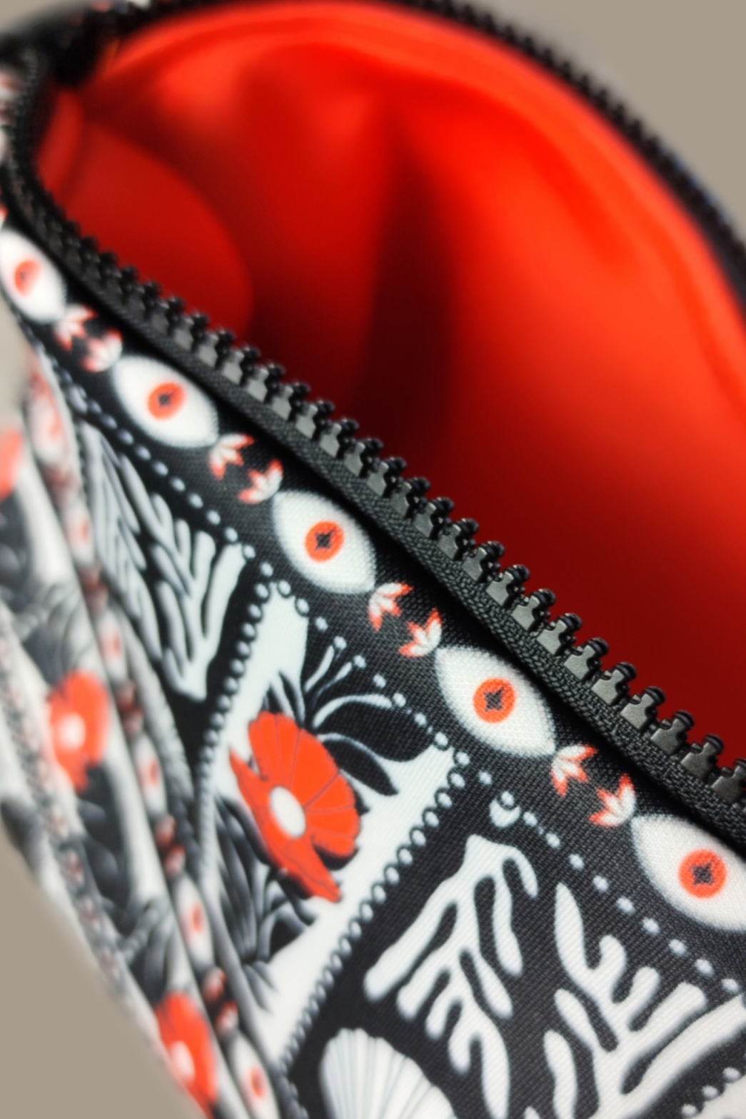 NEOPRENE POUCH "OCEANIC" BLACK/WHITE/RED