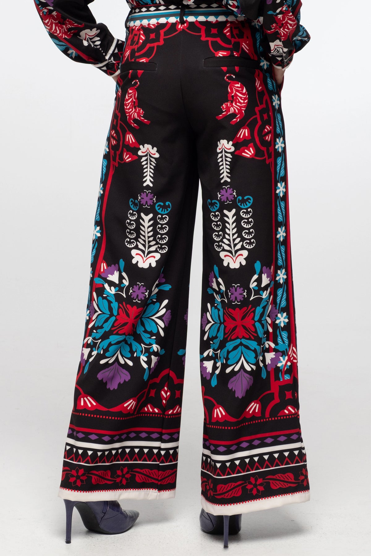 WIDE LEG PANTS WITH PLACEMENT PRINT BLACK/MULTICOLOR