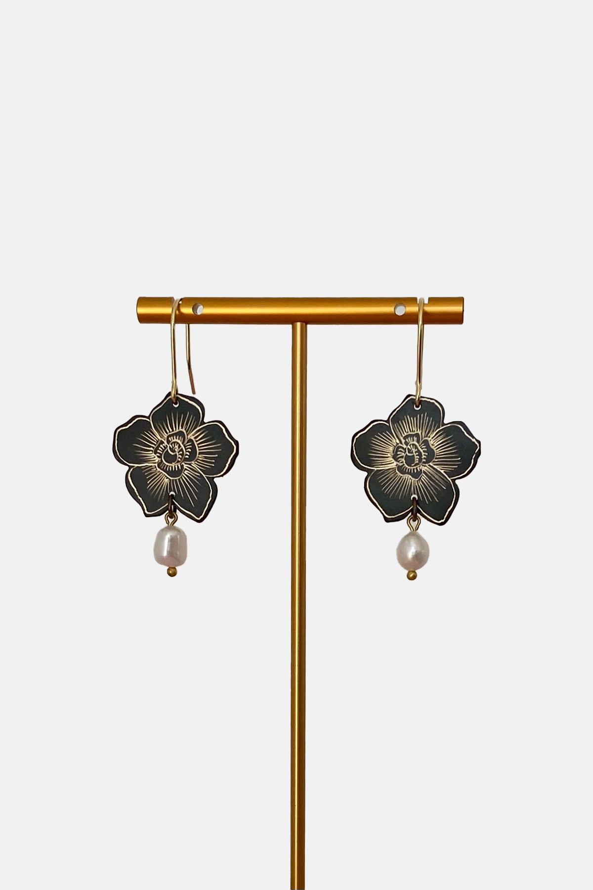 EARRINGS "LITTLE HIBISCUS" BLACK/GOLD/MOTHER OF PEARL