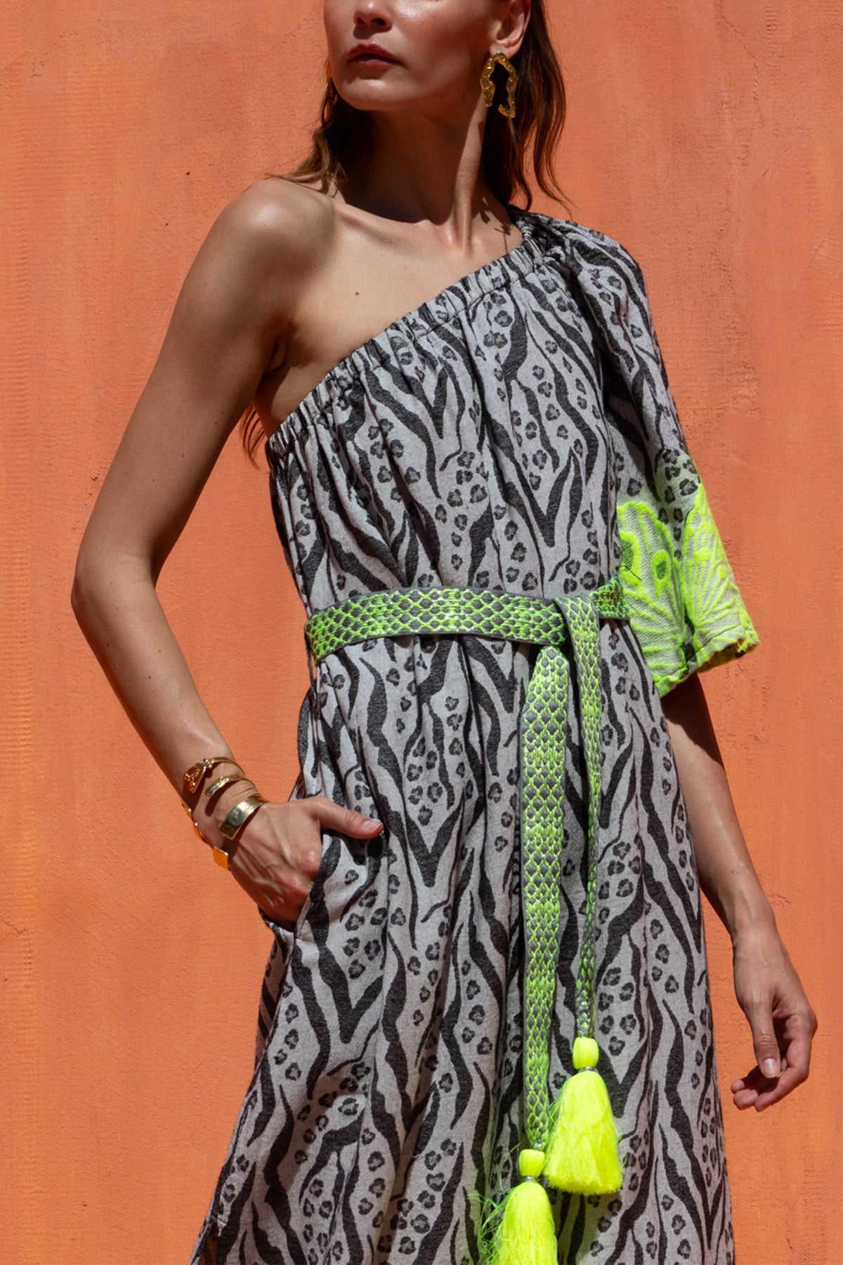 LONG WOVEN ONE SHOULDER DRESS BLACK/FLUO YELLOW