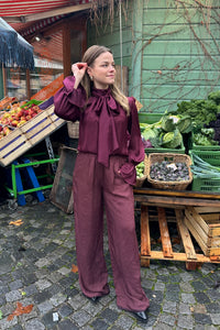 SILKY SATIN BOW TIE BLOUSE "CHLOE" BURGUNDY