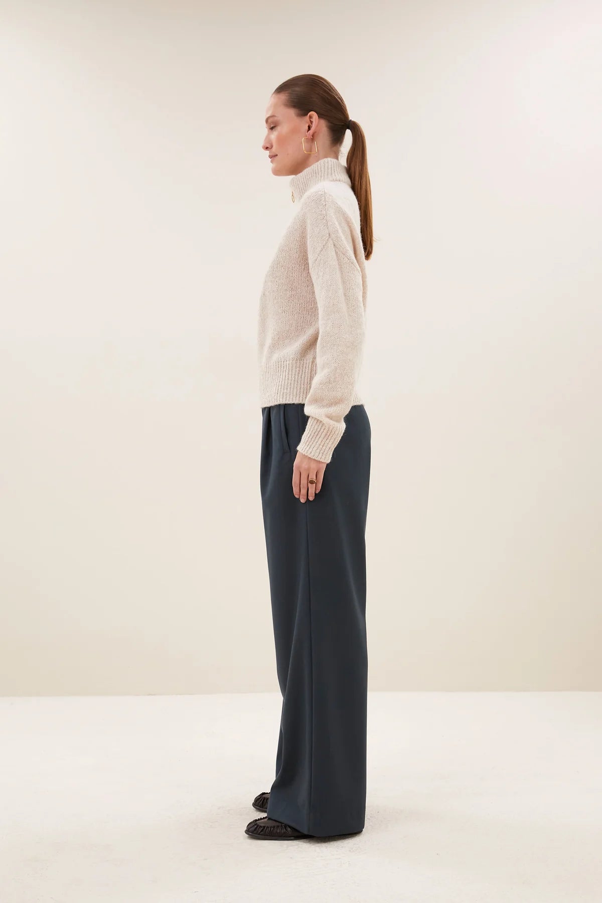 OVERSIZED PULLOVER WITH ZIPPER CHALK
