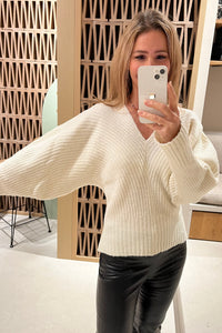 SCULPTURAL V-NECK PULLOVER