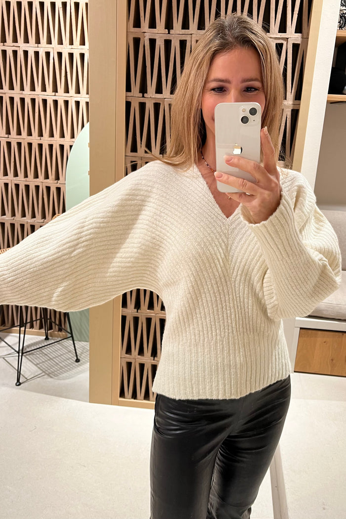 SCULPTURAL V-NECK PULLOVER