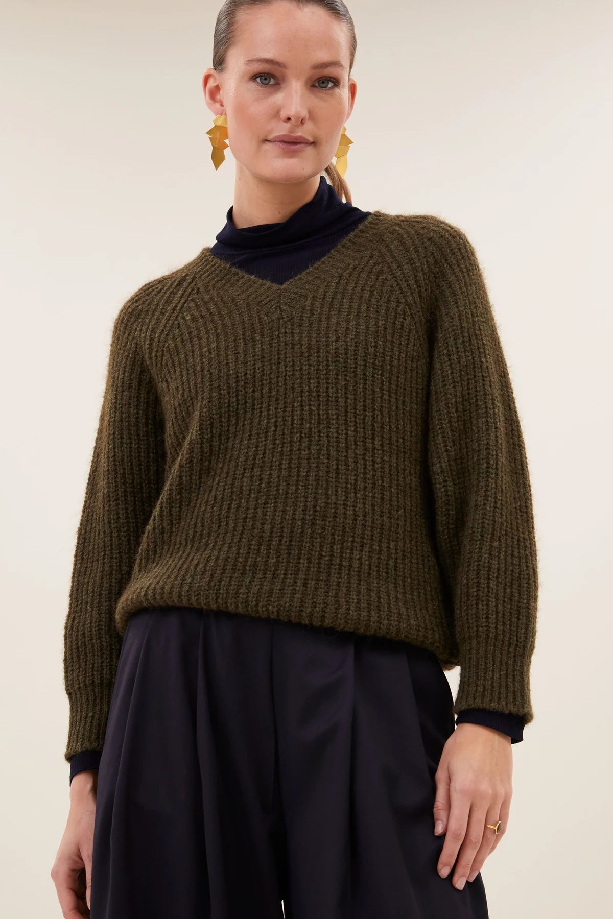 OVERSIZED V-NECK PULLOVER "LUNE" OLIVE BROWN