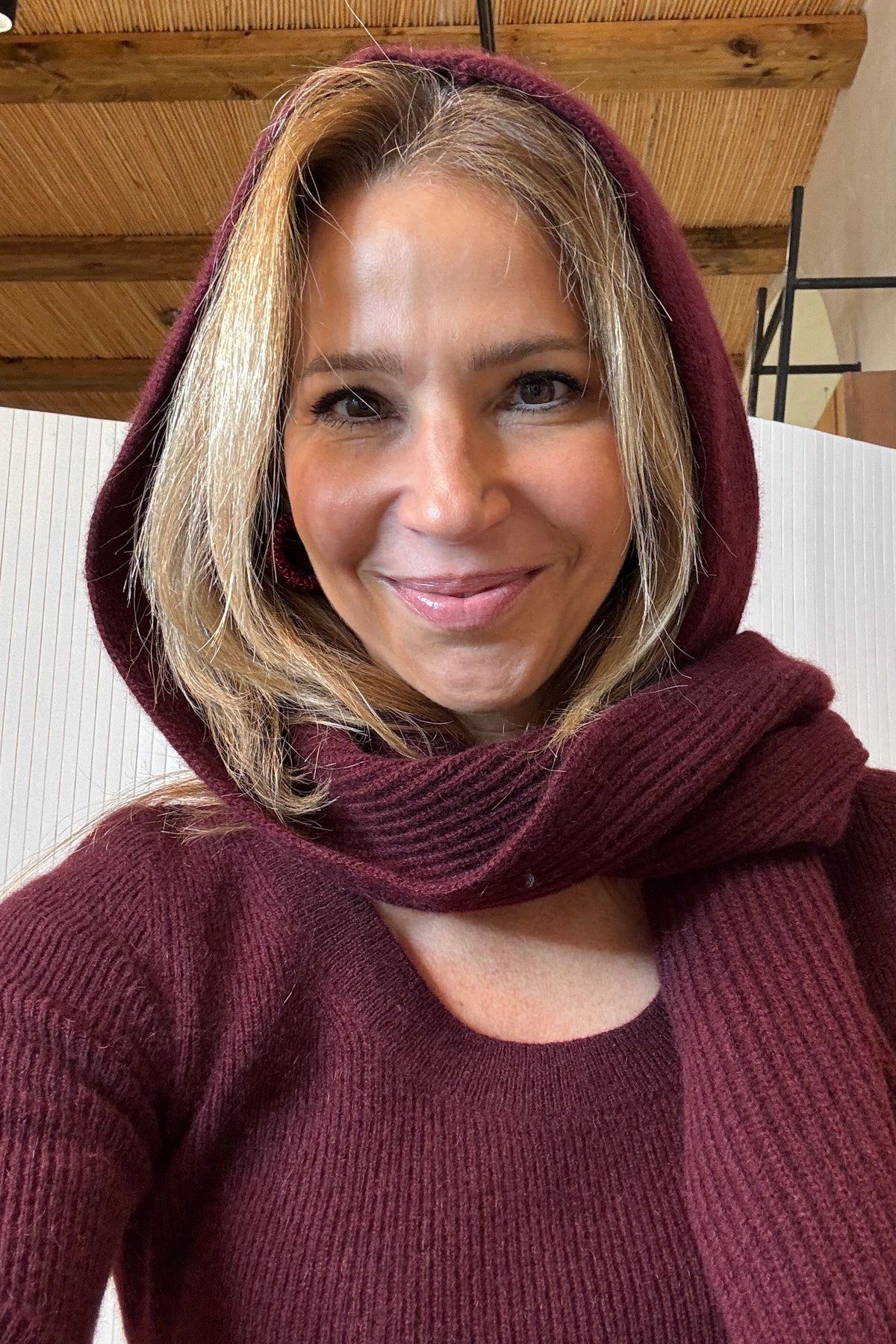 HOODED CASHMERE SCARF BORDEAUX