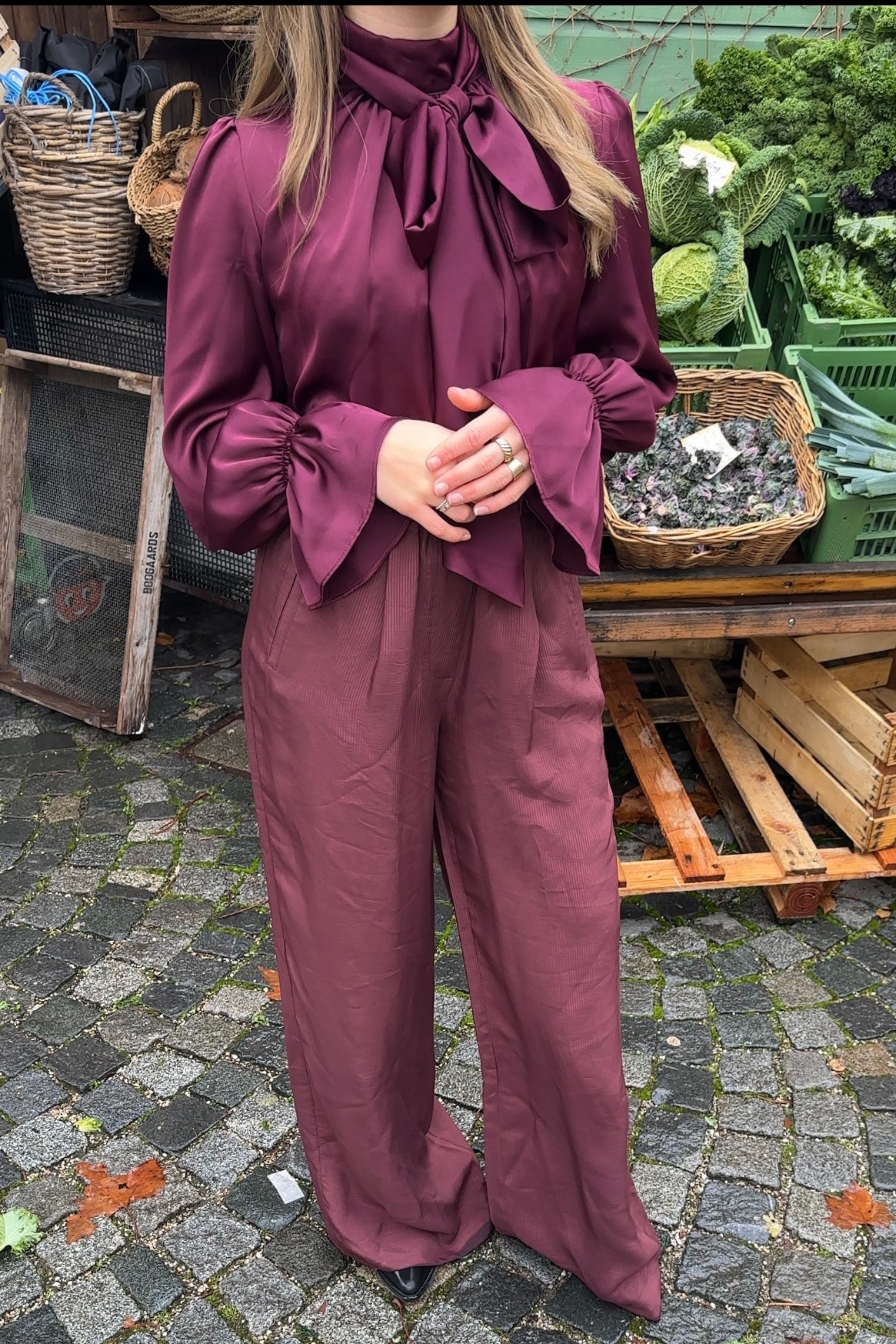 SILKY SATIN BOW TIE BLOUSE "CHLOE" BURGUNDY