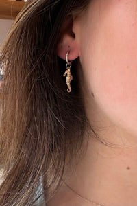 SINGLE HOOP "SEAHORSE" GOLD