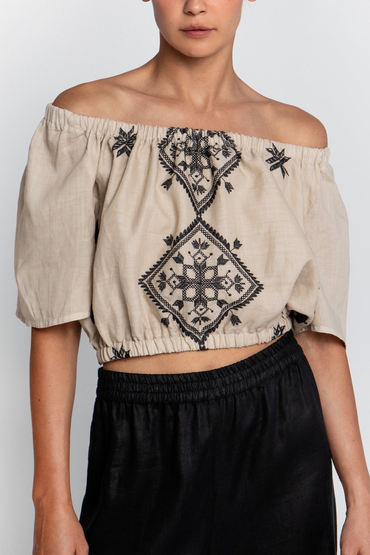 OFF SHOULDER LINEN CROP TOP "LEFKADA" BEIGE/BLACK
