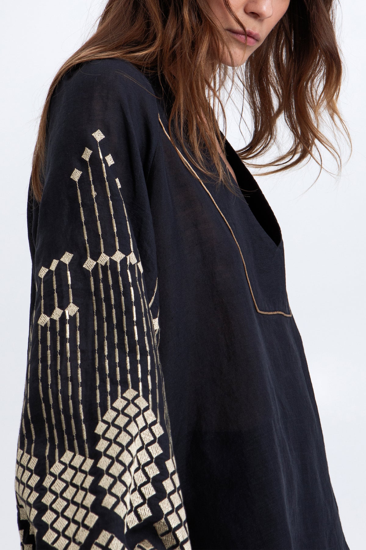 EMBROIDERED RAMIE BLOUSE "GRAPES" BLACK/GOLD