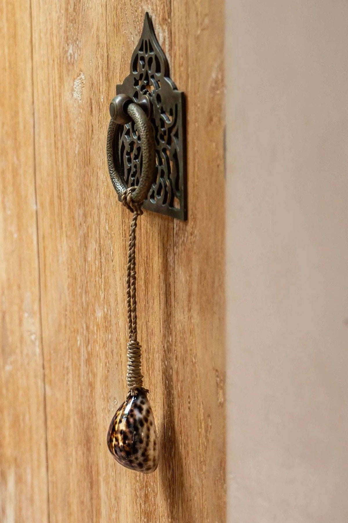 HANDMADE TASSLE "SHELL" NATURAL