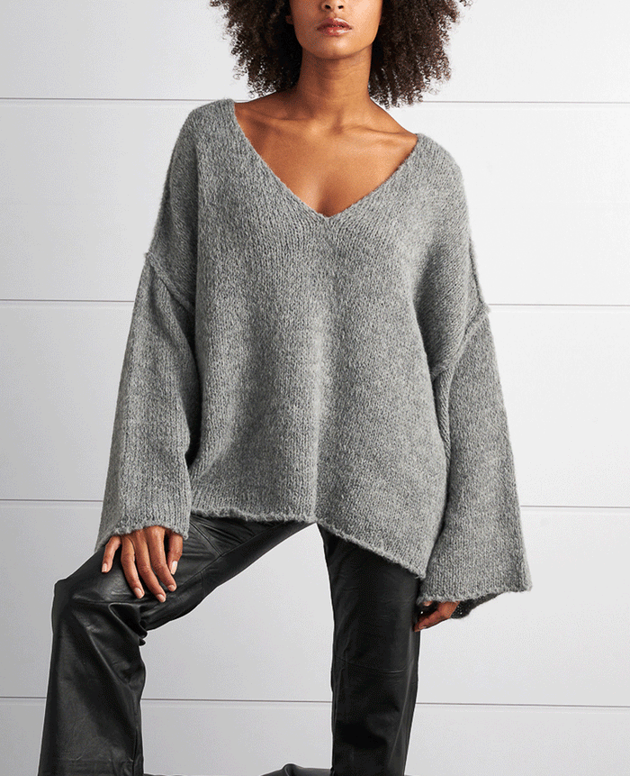 KNITTED OVERSIZED V-NECK PULLOVER "CHIOS"