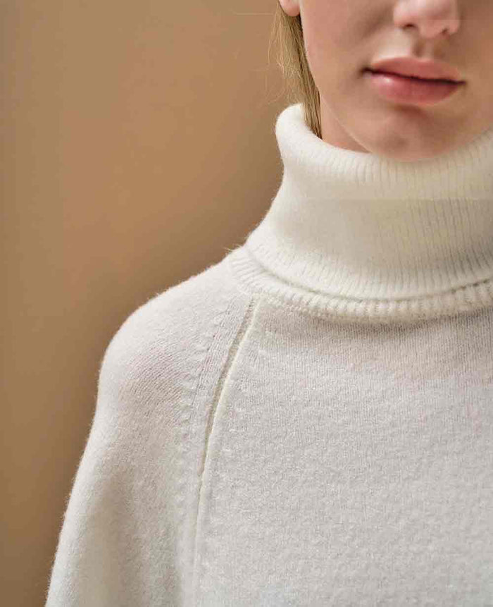 OVERSIZED PULLOVER "KOMMENO" WITH CROPPED SLEEVES