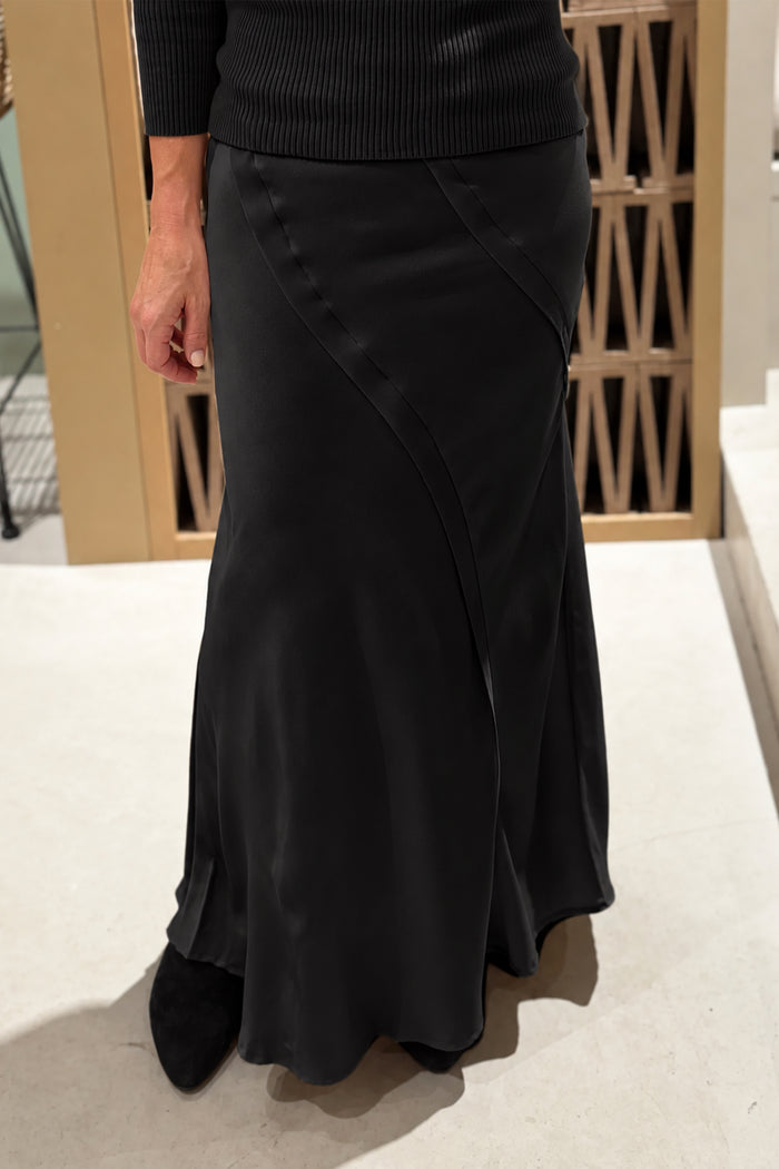 LONG SILKY SKIRT BLACK