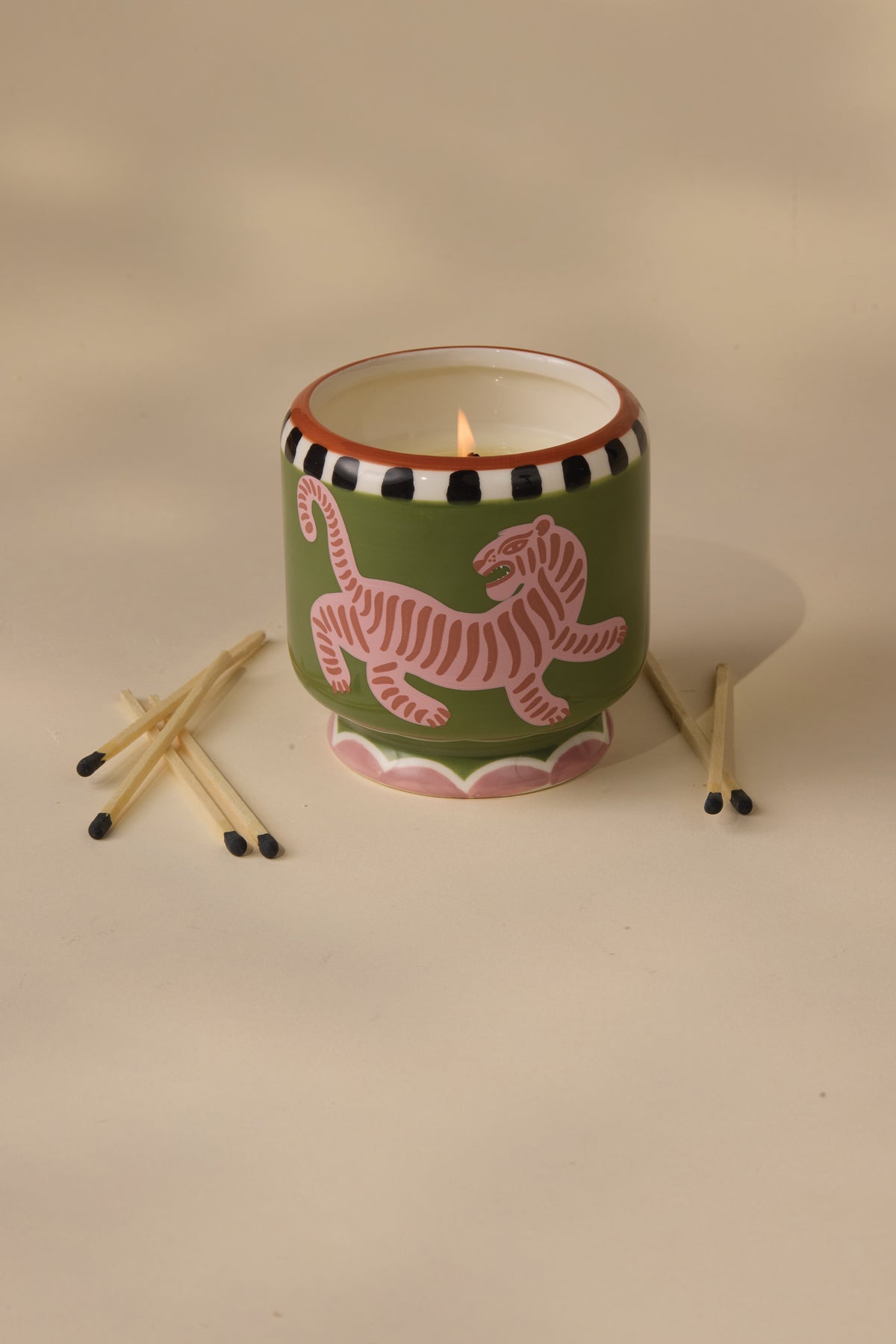 SCENTED CERAMIC CANDLE "TIGER“ BLACK CEDAR AND FIG
