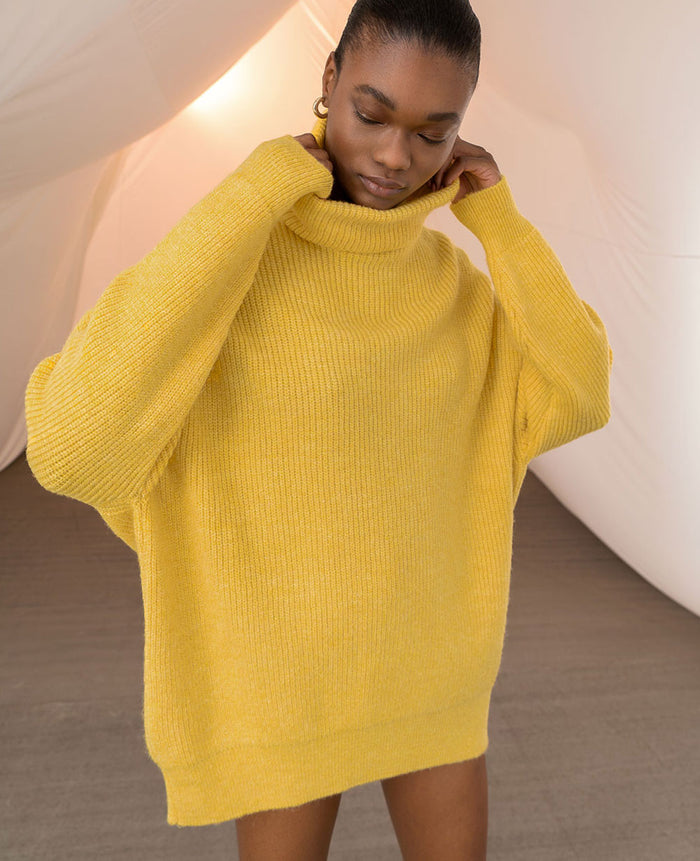 OVERSIZED TURTLENECK PULLOVER SOFT YELLOW
